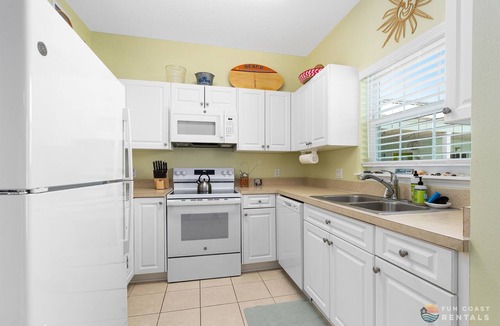 New Smyrna Beach Condo | Stay ON Flagler Avenue! Charming Condo with Full Kitchen, Parking and Courtyard!
