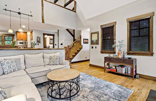 Cheshire House | Stepping Stone | Pet Friendly & 5-Minutes to Town!