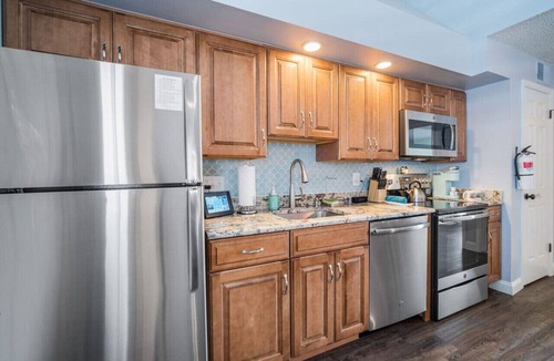 Southend Condo | Steps 2 beach! Ocean view+ Pool+ Parking+ Families