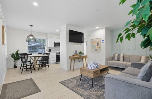 Ilexhurst House | Steps to Beach Access|Heated Pool + Spa|Direct Pool access
