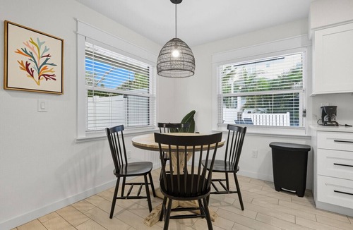 Ilexhurst House | Steps to Beach Access|Heated Pool + Spa|Direct Pool access