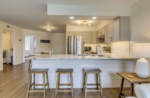Emerald Isle Apartment | Steps to Beach! Emerald Isle Condo w/Ocean View