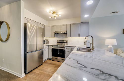 Emerald Isle Apartment | Steps to Beach! Emerald Isle Condo w/Ocean View