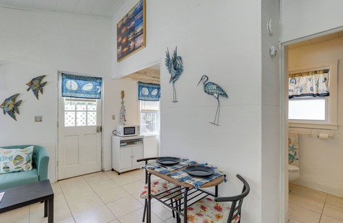 Indian Rocks Beach Cottage | Steps to Seawall: Cozy Indian Rocks Beach Cottage