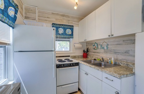Indian Rocks Beach Cottage | Steps to Seawall: Cozy Indian Rocks Beach Cottage