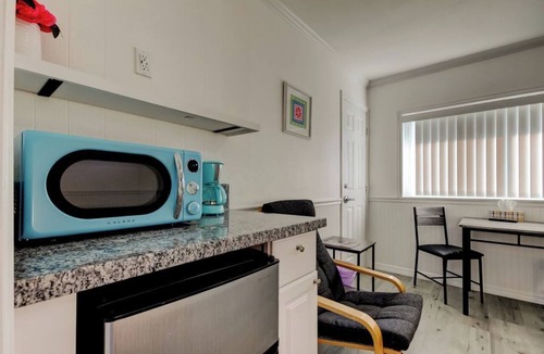Sunset Reef Hotel | Steps To The Beach-REMODELED Cozy Studio- Carousel Suites #3