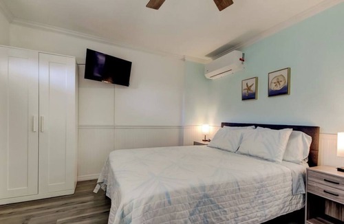 Sunset Reef Hotel | Steps To The Beach-REMODELED Cozy Studio- Carousel Suites #3