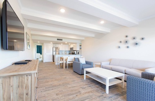 Indian Shores Hotel | Steps to the Beach! Shopping, Pool, Water Parks, Near Suncoast Seabird Sanctuary