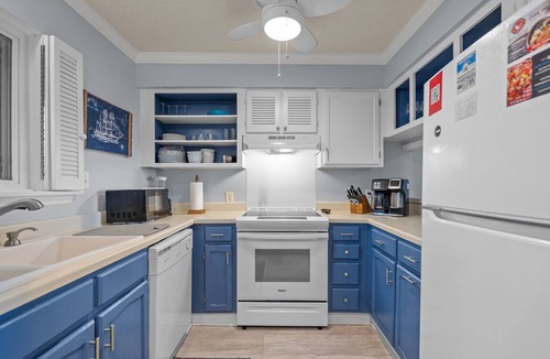 Caswell Beach Condo | Stingwray Cove: Cozy 2-Bedroom Oceanfront Condo w/Community Pool
