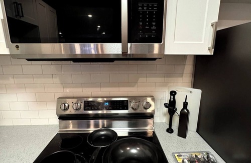 Walkerville Apartment | Studio Apartment | close to Windsor-Detroit Tunnel