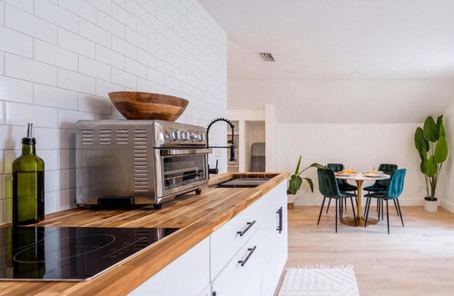 Gainesville Apartment | Studio at The Key - 1mi to UF & DT , Full Kitchen