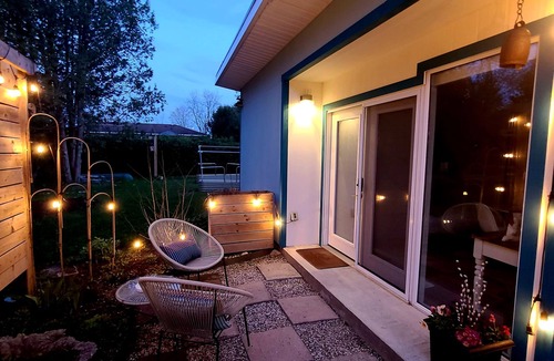 Elora Apartment | Studio Blue tiny home retreat- quick walk to town, quiet, serene get away!