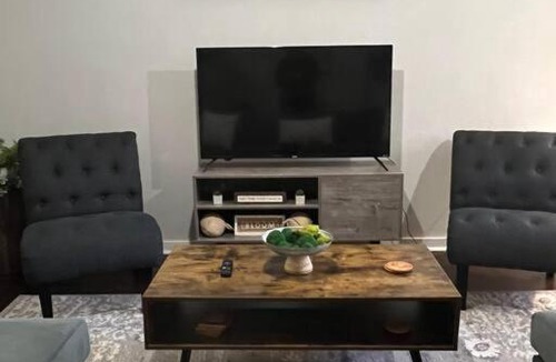 First Ward Apartment | Studio Townhouse in Uptown King Bed-Wi-Fi-Full Kitchen- Washer & Dryer
