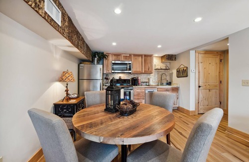 Blowing Rock Cottage | STUNNING Downtown-Fenced Yard-Private Hot Tub-Fire Pit