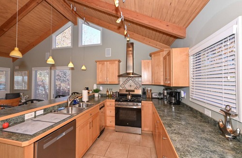 Ashtabula House | Stunning Geneva/Ashtabula Lakefront views
