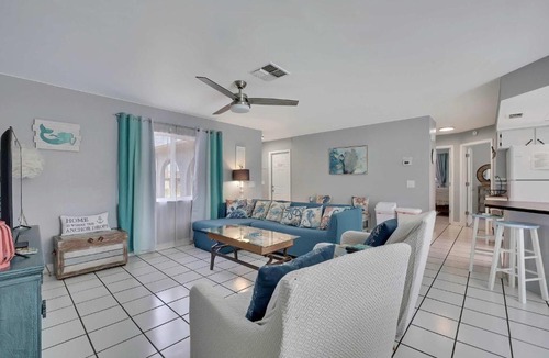 Spring Hill House | Stunning Nature Coast Heated Salt Pool getaway