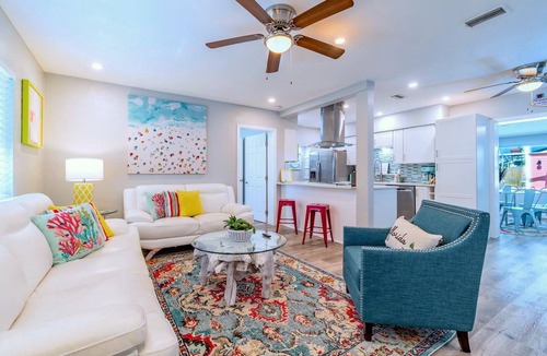 South Pinellas Community Council House | Stunning Pool home with TWO Pool Cabanas + Guest Bungalow-Sleeps 14!