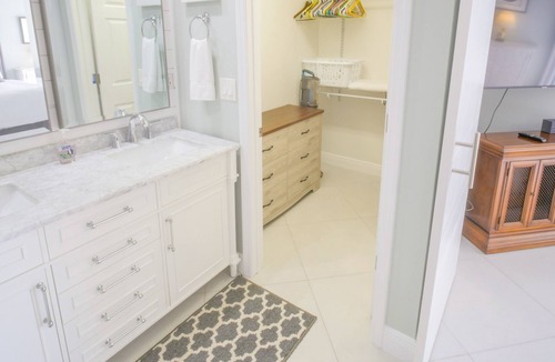 Whitfield House | Stunning & Spacious Pool Home in Sarasota!
