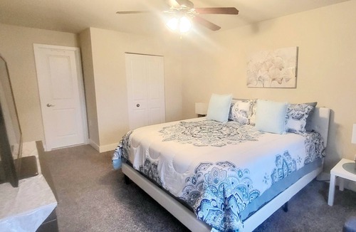 Downtown Condo | Stunning Spacious 2bd Apt w/ King Bed - Downtown/5 Min To DC/Free Garage Parking