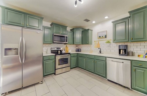 Earlewood Condo | Stylish 1 BR Apt | Mins to ZOO, USC & Ft Jackson