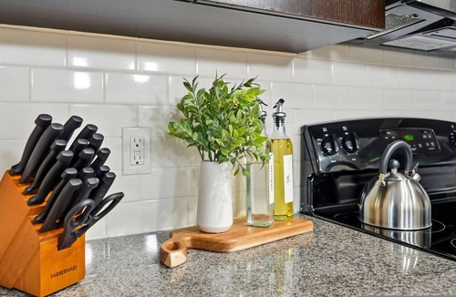 Courier City - Oscawana Apartment | Stylish 2BR w/Balcony, Pool & Pet-Friendly #15