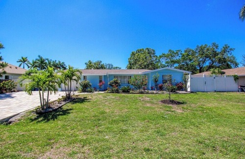 South Sarasota House | Stylish 3/2 pool home near Siesta Key - Turtle House