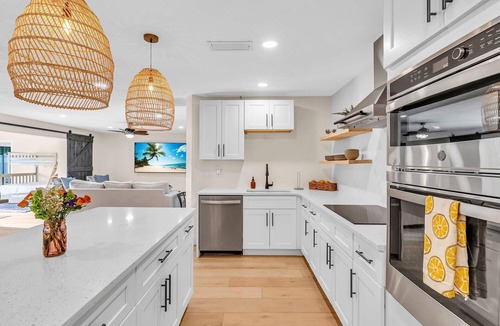 Palma Sola House | Stylish 3000SQFT Pool & Hot Tub Home on Half Acre
