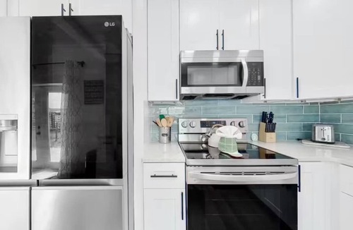 Southgate House | Stylish 4BR Near Siesta Key | Sleeps 8 | Fast WiFi