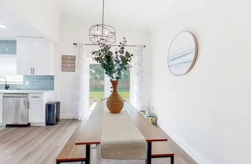 Southgate House | Stylish 4BR Near Siesta Key | Sleeps 8 | Fast WiFi
