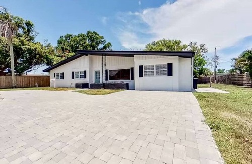 Southgate House | Stylish 4BR Near Siesta Key | Sleeps 8 | Fast WiFi