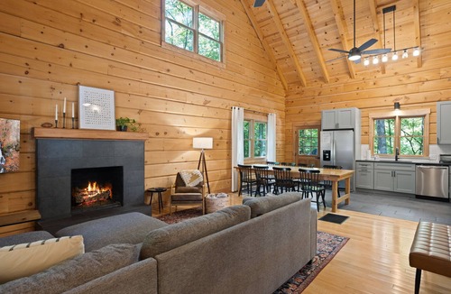 Slater Cabin | Stylish Cabin 10 minutes from Travelers Rest
