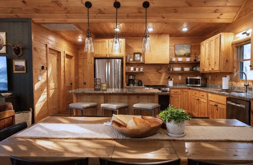 Foxfire Estates Cabin | Stylish-Chic Rustic Retreat HotTub FirePit Games Secluded Mins to Dtwn