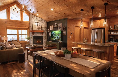 Foxfire Estates Cabin | Stylish-Chic Rustic Retreat HotTub FirePit Games Secluded Mins to Dtwn