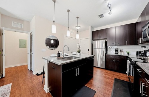 Courier City - Oscawana Apartment | Stylish Condo | Pool, Gym & Yoga | 2 King Suites