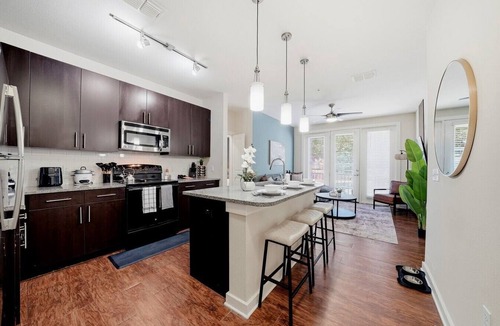 Courier City - Oscawana Apartment | Stylish Condo | Pool, Gym & Yoga | 2 King Suites