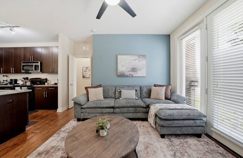 Courier City - Oscawana Apartment | Stylish Condo | Pool, Gym & Yoga | 2 King Suites