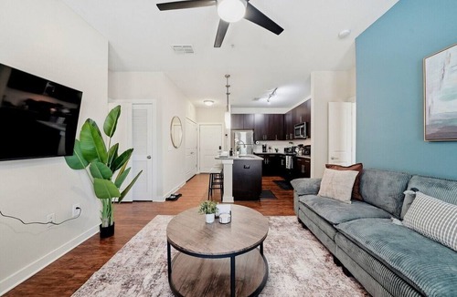 Courier City - Oscawana Apartment | Stylish Condo | Pool, Gym & Yoga | 2 King Suites