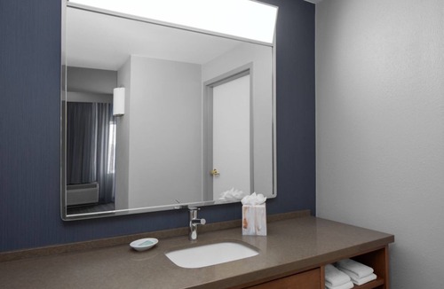 Oldsmar Hotel | Stylish Courtyard Stay in Oldsmar with Pool Access – Near Dining & Attractions