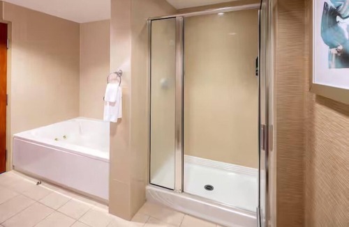 St. Petersburg Hotel | Stylish Escape near Downtown | Lakefront + Pool + Parking | 3 Units