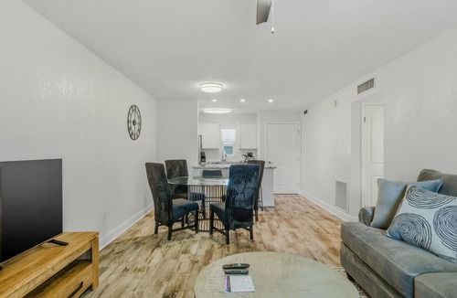 Swann Estates Apartment | Stylish Furnished 2BR in South Tampa | King Bed, Pool