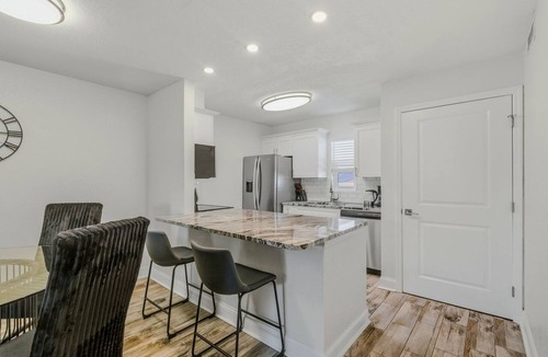 Swann Estates Apartment | Stylish Furnished 2BR in South Tampa | King Bed, Pool