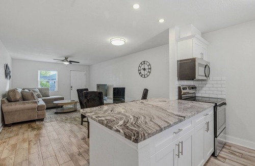 Swann Estates Apartment | Stylish Furnished 2BR in South Tampa | King Bed, Pool