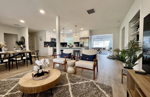 Largo House | Stylish Home. Heated Pool & Spacious Parking