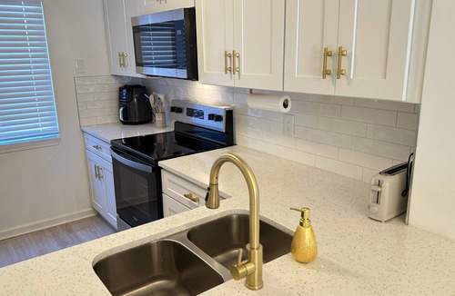 Southside House | Stylish Remodeled Townhouse – Entire Home - Great Location!