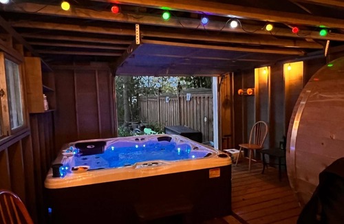 Tiny Cottage | Stylish Sandy Beach 4-Bed Waterfront
