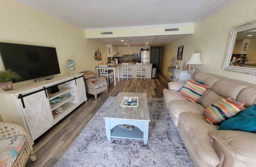 Thomas Drive Condo | Sugar Beach condo steps away from the ocean