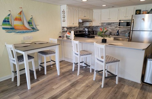 Thomas Drive Condo | Sugar Beach condo steps away from the ocean