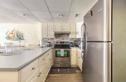 Thomas Drive Condo | Sugar Beach condo steps away from the ocean