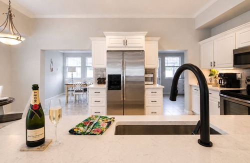 South Sarasota House | Sun-Soaked & Heated Pool Home - Minutes to Siesta Key