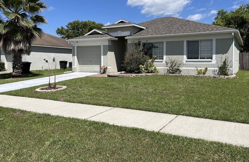 Plant City House | SUNNY 3 BDRM W/ PATIO AND GARAGE